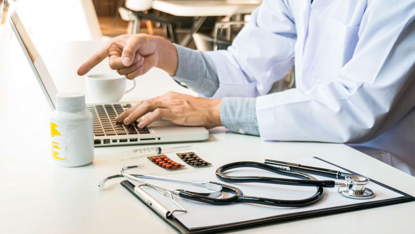 Como Médicos Estão Atraindo Pacientes pelo Google Sem Depender de Convênios